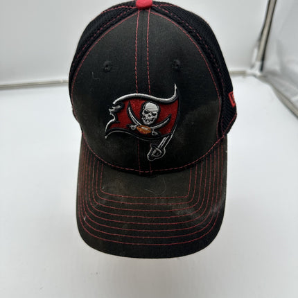 New Era Tampa Bay Buccaneers 39THIRTY Size Med/L NFL Football Hat Cap Black/red